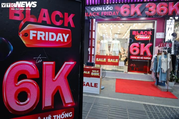 Cửa hàng ở Hà Nội giảm giá 'đỉnh nóc, kịch trần' tới 90% nhân Black Friday - Ảnh 2.