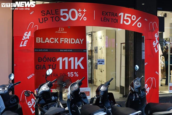 Cửa hàng ở Hà Nội giảm giá 'đỉnh nóc, kịch trần' tới 90% nhân Black Friday - Ảnh 6.