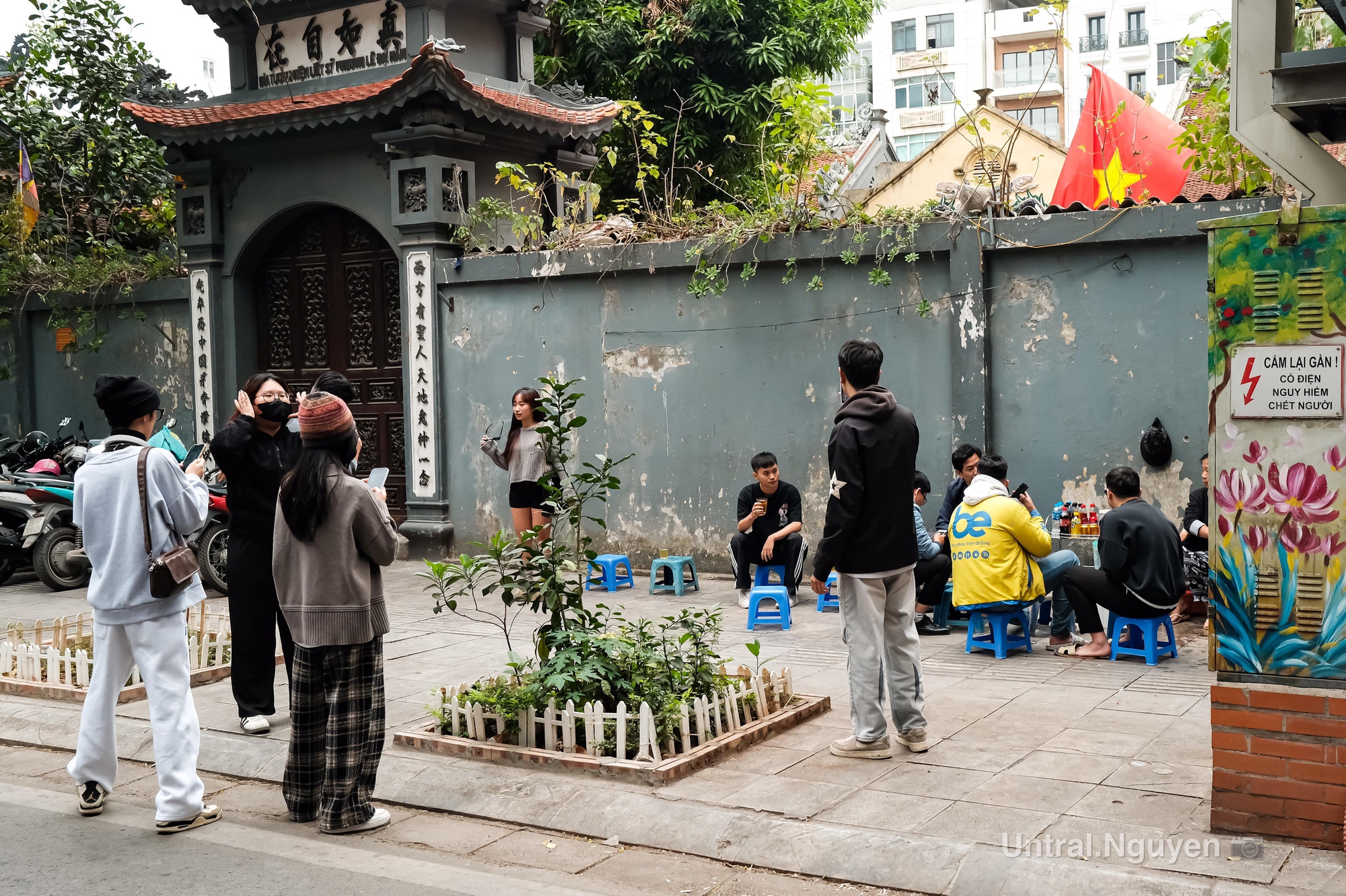 Chủ quán trà đá Sơn Tùng M-TP ngồi uống bức xúc, tiết lộ nguồn cơn khiến hàng bị dẹp - Ảnh 1.