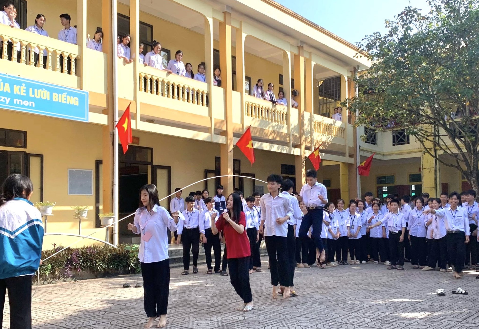 Nói không với điện thoại, học sinh Nghệ An trở về tuổi thơ với nhảy dây, đá cầu - Ảnh 2.