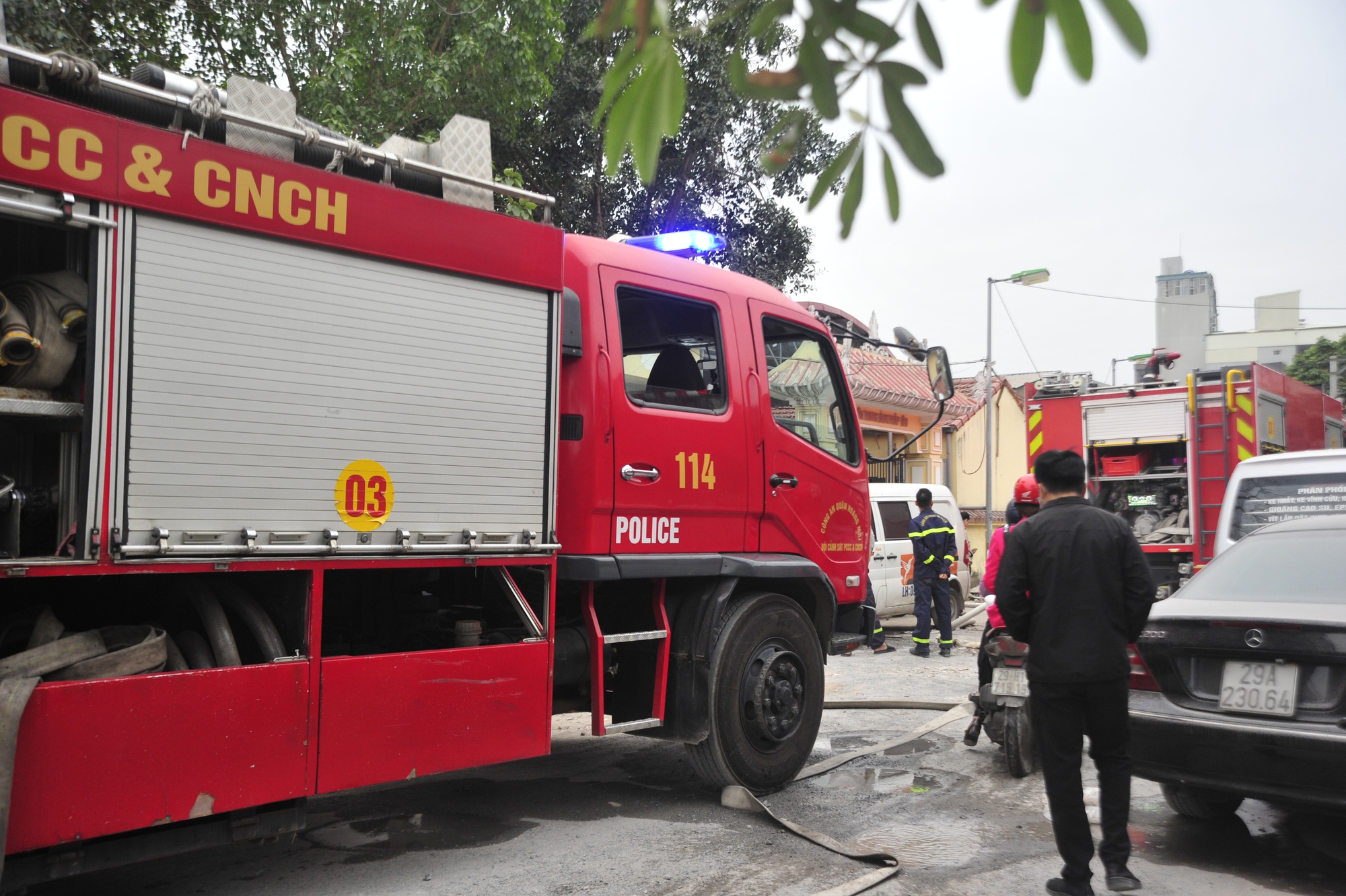 Hà Nội: Cháy nhà trong ngõ cạnh nghĩa trang, hàng chục xe cứu hỏa đến hiện trường - Ảnh 1.