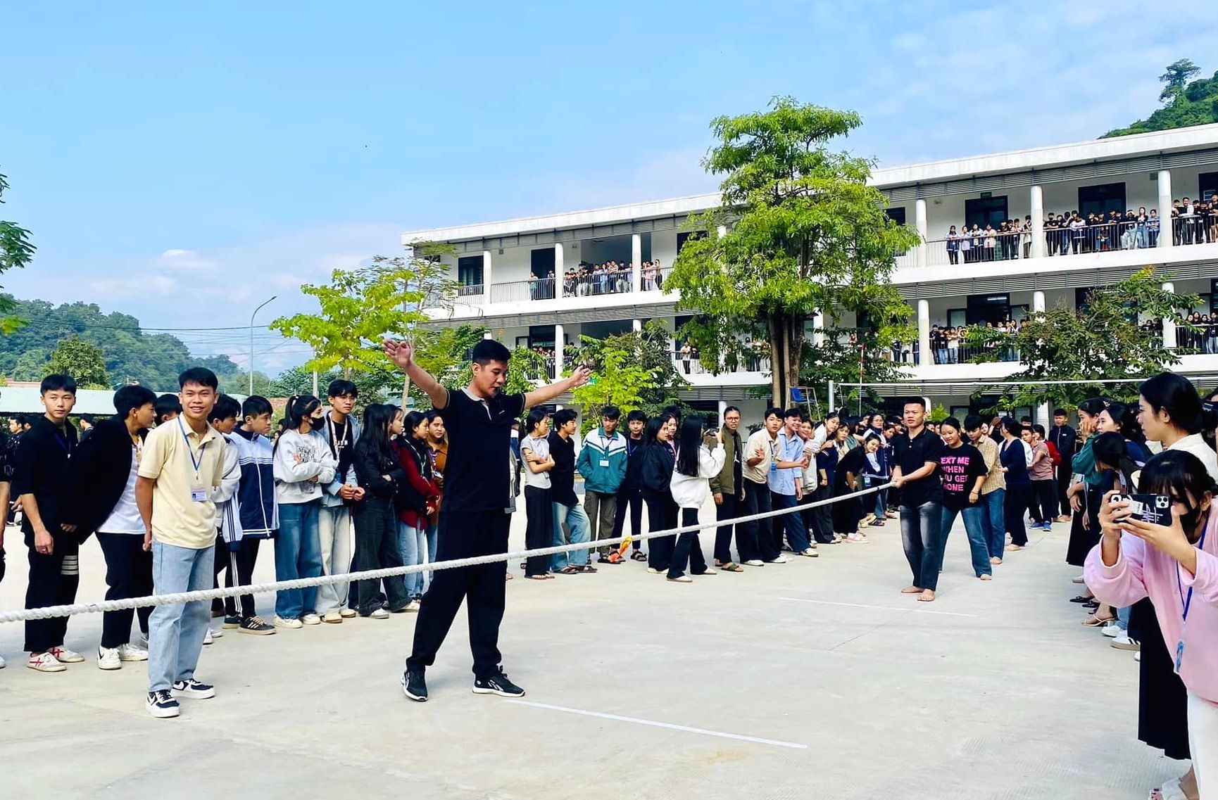 Nói không với điện thoại, học sinh Nghệ An trở về tuổi thơ với nhảy dây, đá cầu - Ảnh 7.