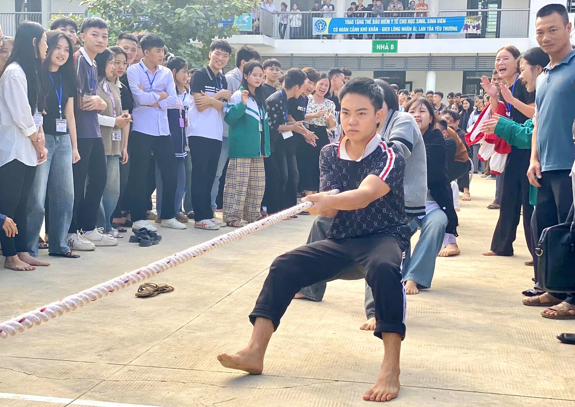 Nói không với điện thoại, học sinh Nghệ An trở về tuổi thơ với nhảy dây, đá cầu - Ảnh 9.