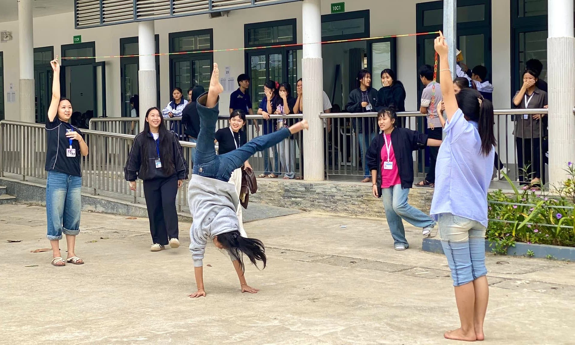 Nói không với điện thoại, học sinh Nghệ An trở về tuổi thơ với nhảy dây, đá cầu - Ảnh 13.