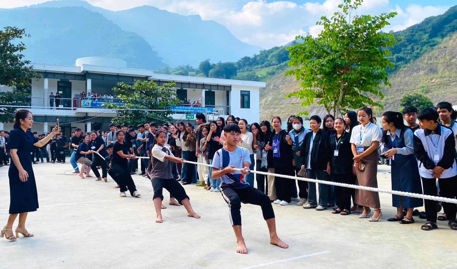 Nói không với điện thoại, học sinh Nghệ An trở về tuổi thơ với nhảy dây, đá cầu - Ảnh 8.