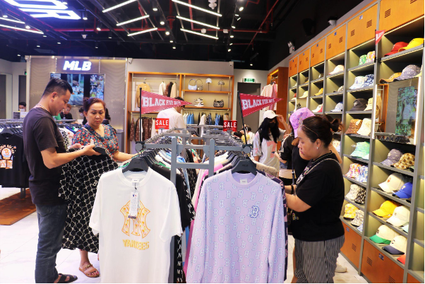 Crescent Mall sale khủng đến nửa đêm, giảm 80% hàng loạt các cửa hàng dịp cuối năm - Ảnh 2.