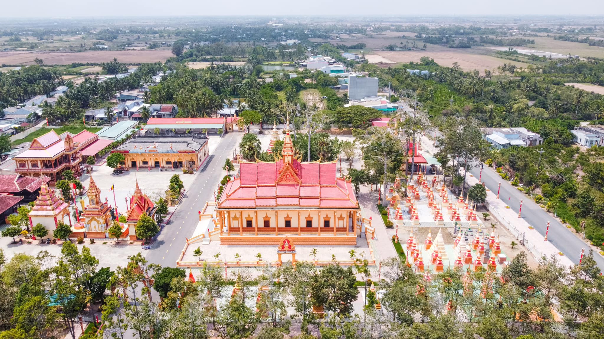 Căn nhà 2 tầng của đại gia miền Tây từng tiêu hết 5 tấn vàng, mua máy bay riêng chỉ để đi thăm ruộng lúa - Ảnh 7.