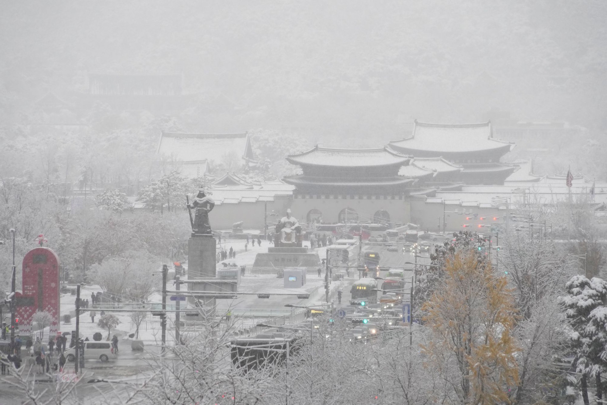 Cổ tích trắng: Rung động trước khung cảnh Seoul ngập tuyết 117 năm có 1, cách từng bông tuyết rơi xuống đều lãng mạn- Ảnh 7.