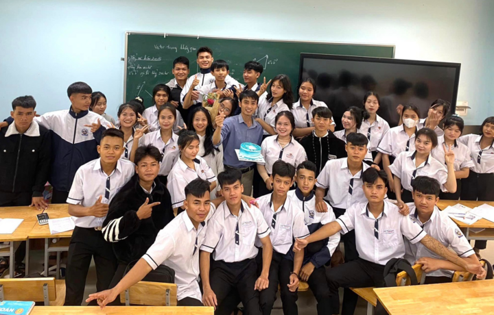 Thầy giáo vui mừng chạy đứt dép đến báo tin học sinh đoạt giải - Ảnh 2. Thầy giáo vui mừng chạy đứt dép đến báo tin học sinh đoạt giải - Ảnh 2.