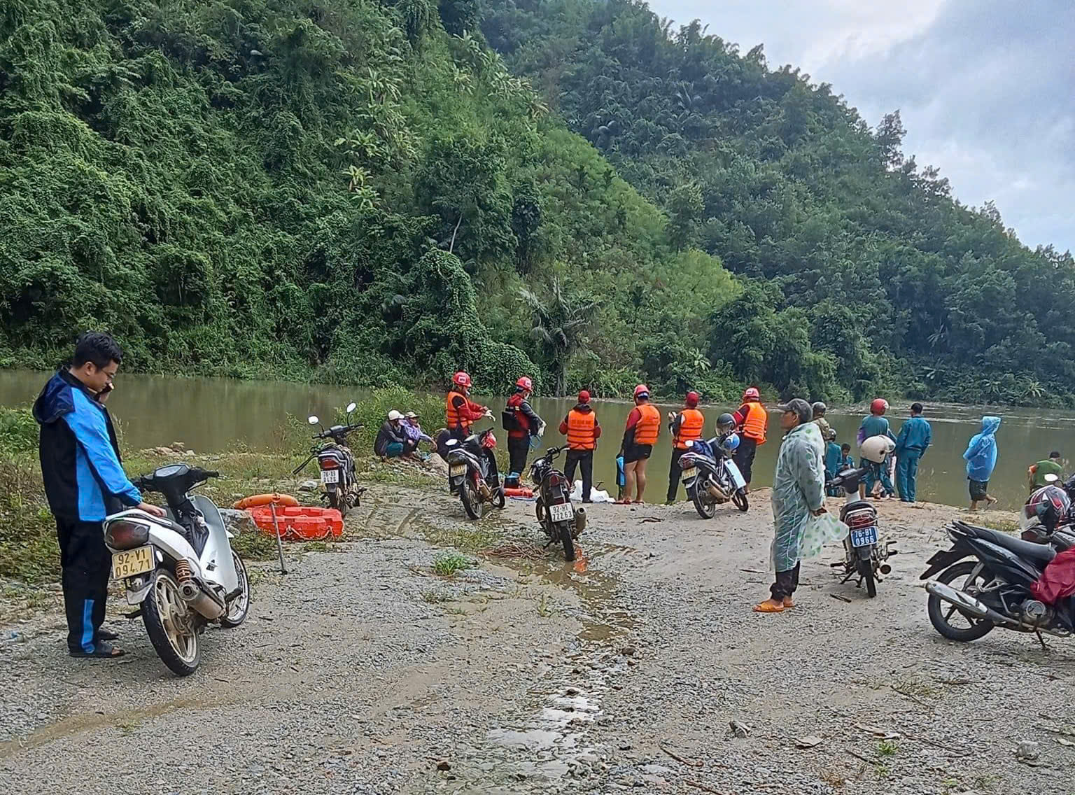 Vụ bé trai 2 tuổi mất tích ở Quảng Ngãi: Điều đau đớn nhất đã đến sau 7 ngày tìm kiếm - Ảnh 1.