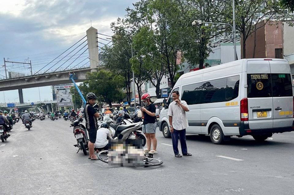 Vụ người đàn ông tử vong bất thường trên đường ở TP.HCM: Camera lúc sáng sớm ghi lại gì?- Ảnh 1.