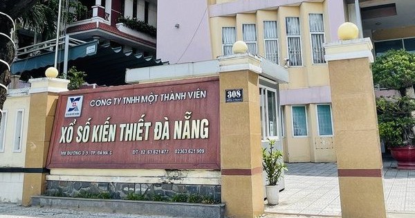 Vé trúng giải đặc biệt bị rách, Công ty Xổ số Đà Nẵng vẫn trả thưởng : Khách hàng lấy băng keo dán - Ảnh 1.