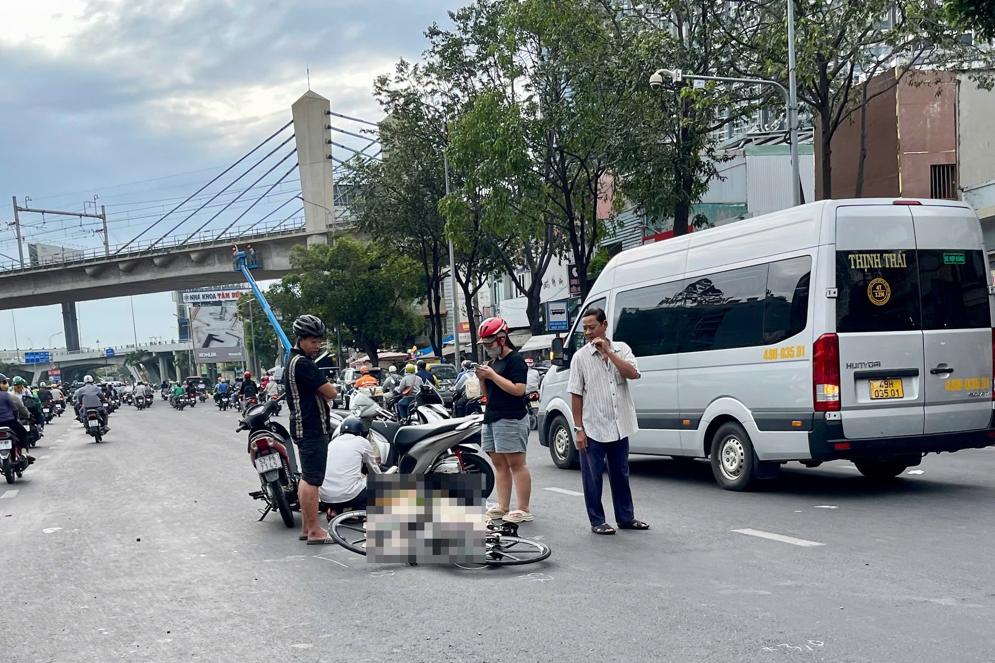 Phát hiện hai người đàn ông ở Bình Thạnh tử vong bất thường trên đường- Ảnh 1.