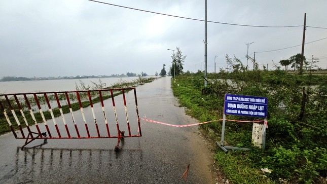 Chưa hết lụt, nhiều vùng trũng Thừa Thiên-Huế đối mặt mưa cực lớn, úng ngập trầm trọng - Ảnh 3.