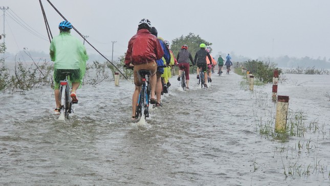 Chưa hết lụt, nhiều vùng trũng Thừa Thiên-Huế đối mặt mưa cực lớn, úng ngập trầm trọng - Ảnh 9.