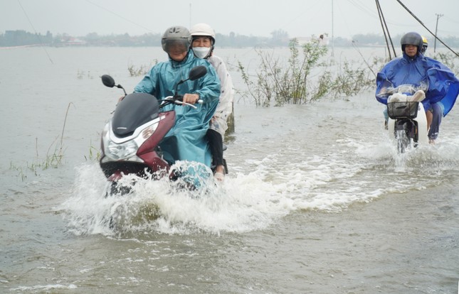 Chưa hết lụt, nhiều vùng trũng Thừa Thiên-Huế đối mặt mưa cực lớn, úng ngập trầm trọng - Ảnh 15.