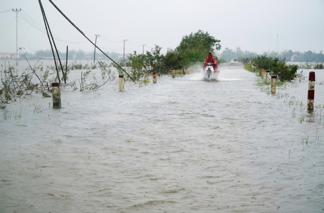 Chưa hết lụt, nhiều vùng trũng Thừa Thiên-Huế đối mặt mưa cực lớn, úng ngập trầm trọng - Ảnh 12.