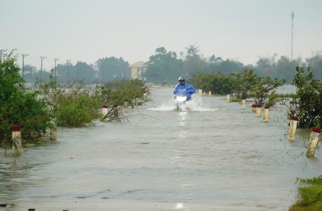 Chưa hết lụt, nhiều vùng trũng Thừa Thiên-Huế đối mặt mưa cực lớn, úng ngập trầm trọng - Ảnh 13.