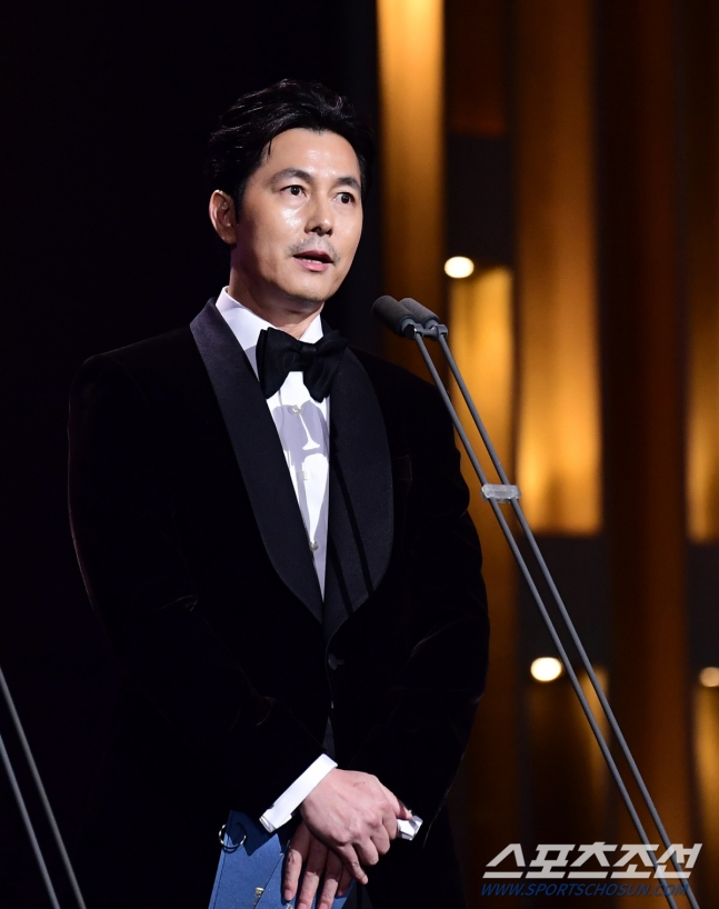 Hàng loạt sao Hàn bị “ném đá” vì vỗ tay ủng hộ Jung Woo Sung, duy nhất 1 mỹ nhân bất ngờ thoát kiếp nạn- Ảnh 1.