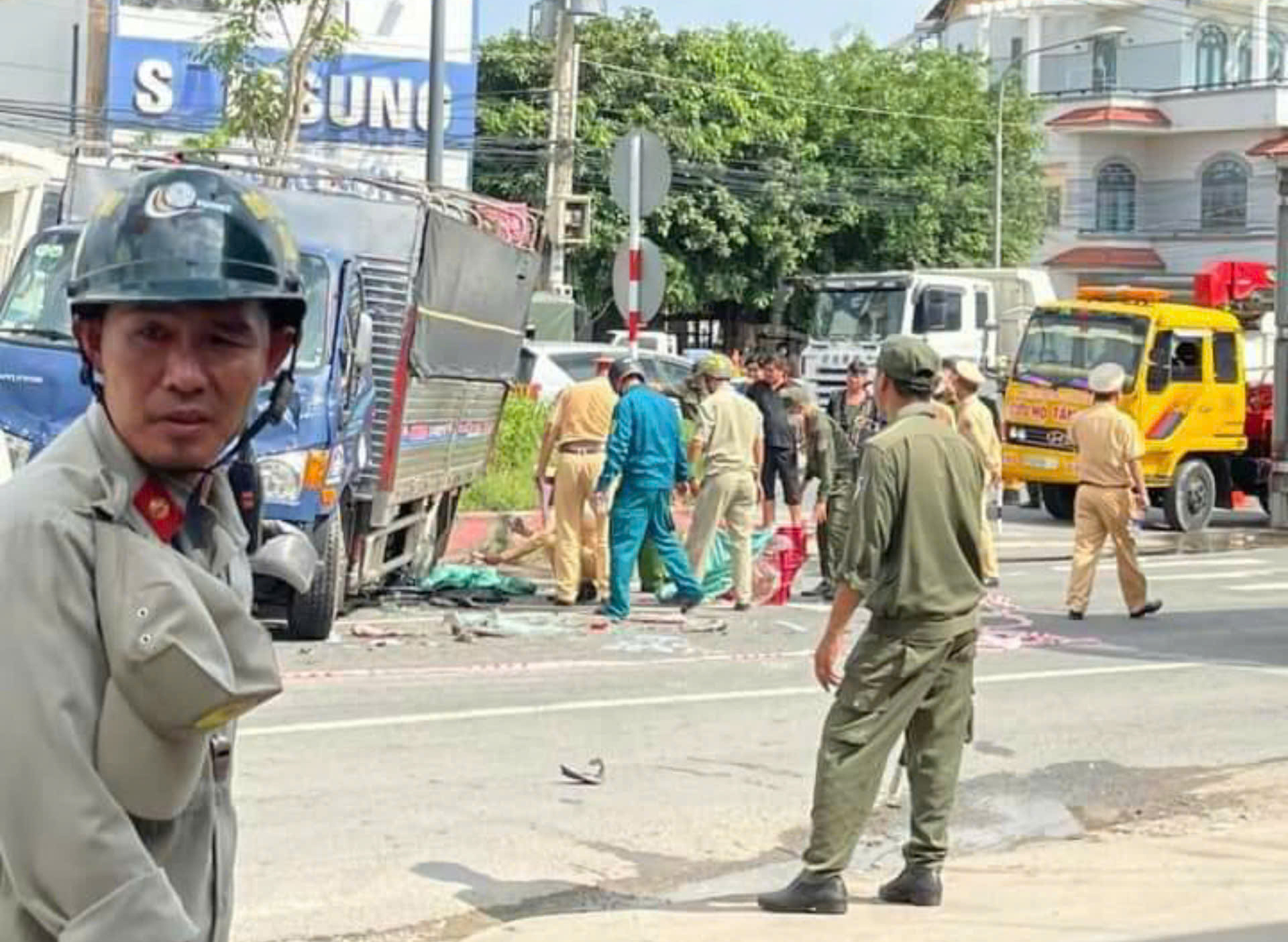 Xe ben &quot;lùa&quot; hàng loạt phương tiện đang dừng đèn đỏ, 1 shipper tử vong- Ảnh 2.