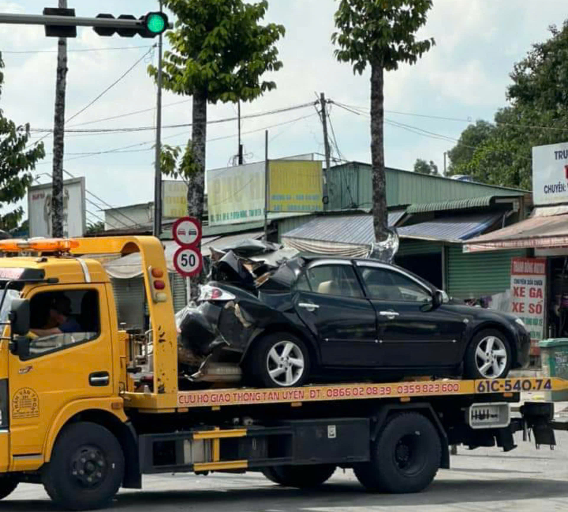 Xe ben &quot;lùa&quot; hàng loạt phương tiện đang dừng đèn đỏ, 1 shipper tử vong- Ảnh 3.