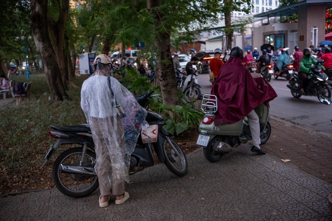 Kẹt xe khủng khiếp ở Hà Nội vào giờ tan tầm, người dân chôn chân dưới mưa lạnh - Ảnh 8.