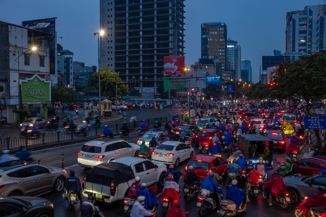 Kẹt xe khủng khiếp ở Hà Nội vào giờ tan tầm, người dân chôn chân dưới mưa lạnh - Ảnh 3.