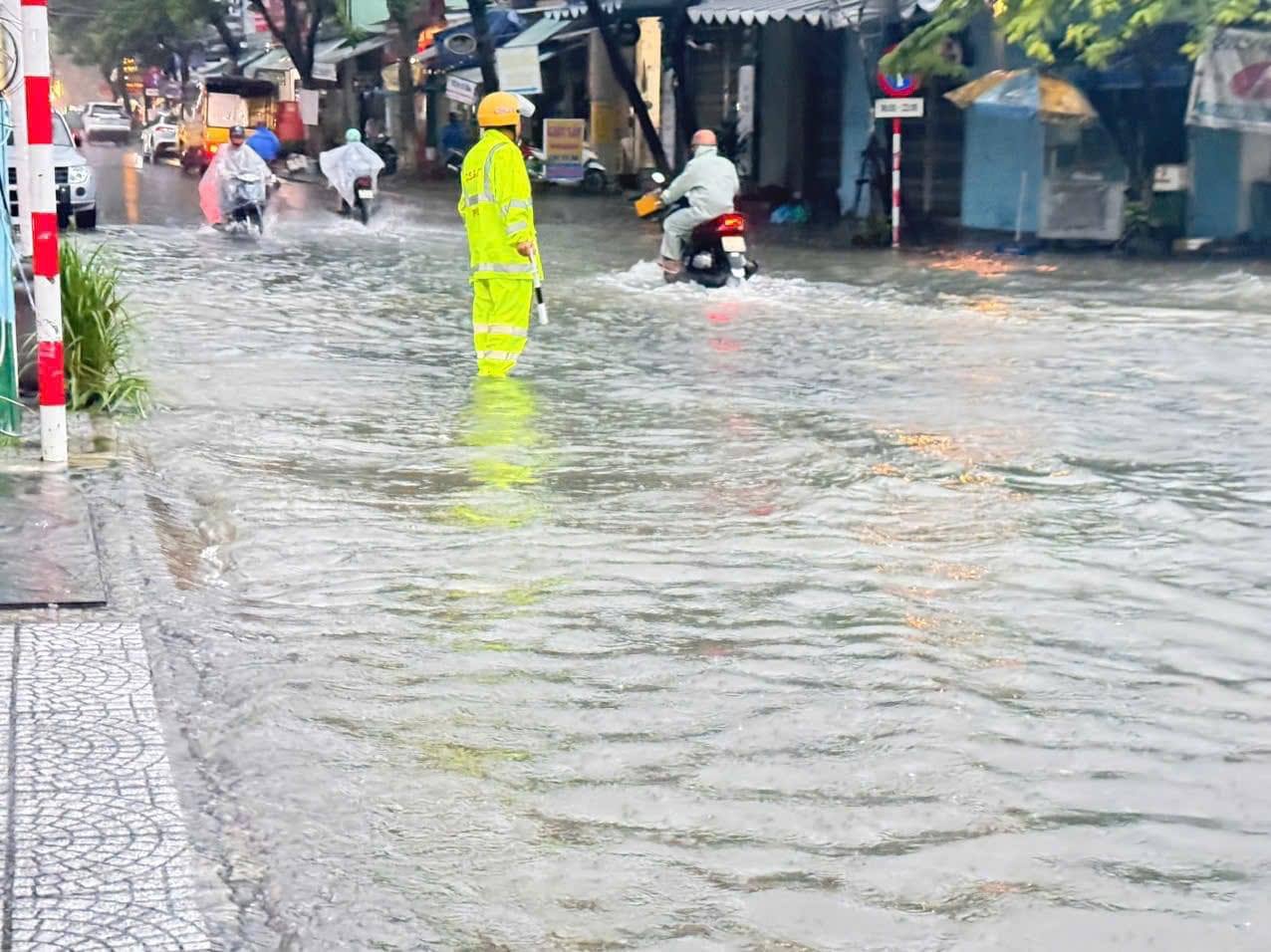 CSGT Đà Nẵng căng dây cảnh báo tại hàng loạt tuyến đường, cấm lên bán đảo Sơn Trà, nhiều nơi cho học sinh nghỉ học - Ảnh 1.