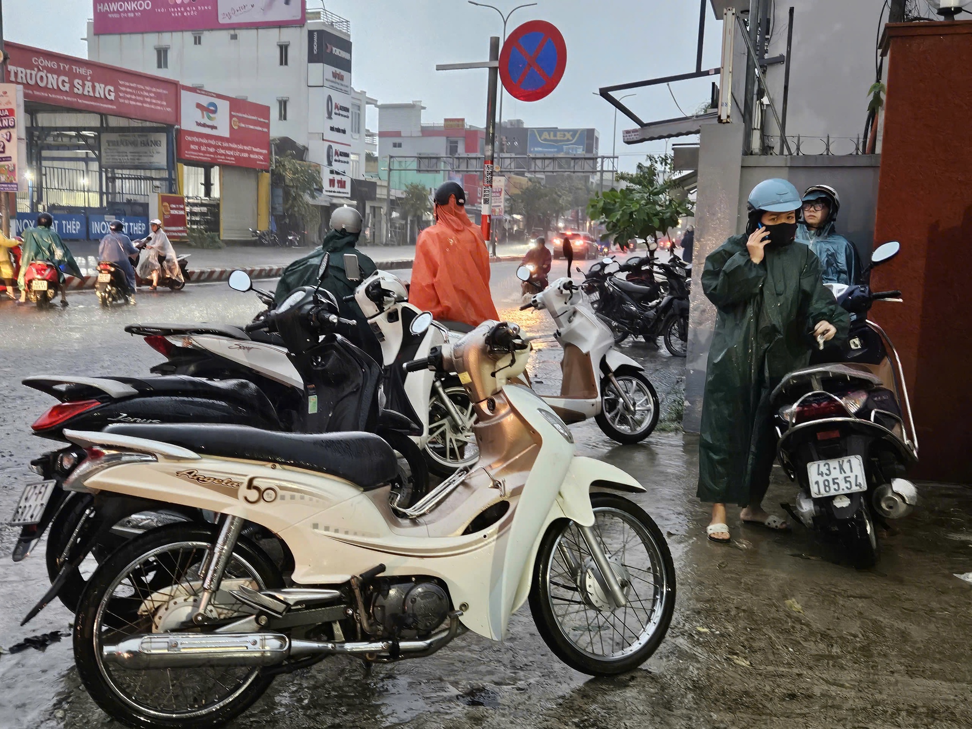 Đà Nẵng sáng nay: Mưa rất lớn, nhiều đường phố thành sông - Ảnh 9. Đà Nẵng sáng nay: Mưa rất lớn, nhiều đường phố thành sông - Ảnh 9.