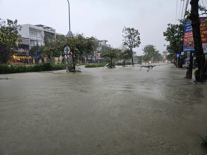 Đà Nẵng sáng nay: Mưa rất lớn, nhiều đường phố thành sông - Ảnh 7. Đà Nẵng sáng nay: Mưa rất lớn, nhiều đường phố thành sông - Ảnh 7.