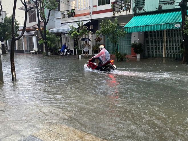 Đà Nẵng sáng nay: Mưa rất lớn, nhiều đường phố thành sông - Ảnh 6. Đà Nẵng sáng nay: Mưa rất lớn, nhiều đường phố thành sông - Ảnh 6.