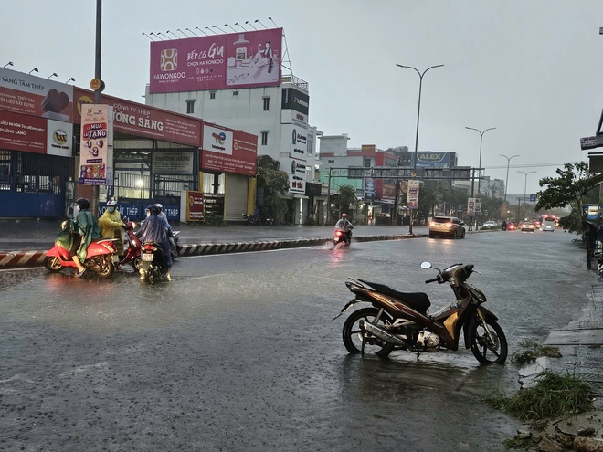 Đà Nẵng sáng nay: Mưa rất lớn, nhiều đường phố thành sông - Ảnh 2. Đà Nẵng sáng nay: Mưa rất lớn, nhiều đường phố thành sông - Ảnh 2.