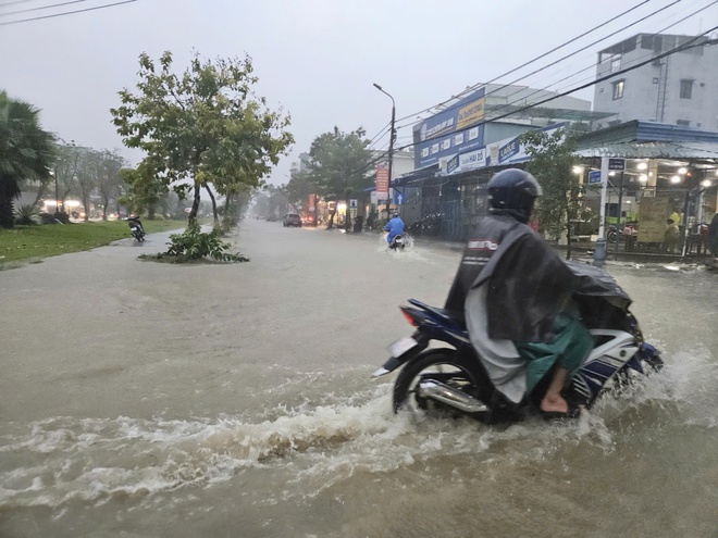 Đà Nẵng sáng nay: Mưa rất lớn, nhiều đường phố thành sông - Ảnh 3. Đà Nẵng sáng nay: Mưa rất lớn, nhiều đường phố thành sông - Ảnh 3.