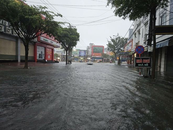 Đà Nẵng sáng nay: Mưa rất lớn, nhiều đường phố thành sông - Ảnh 8. Đà Nẵng sáng nay: Mưa rất lớn, nhiều đường phố thành sông - Ảnh 8.