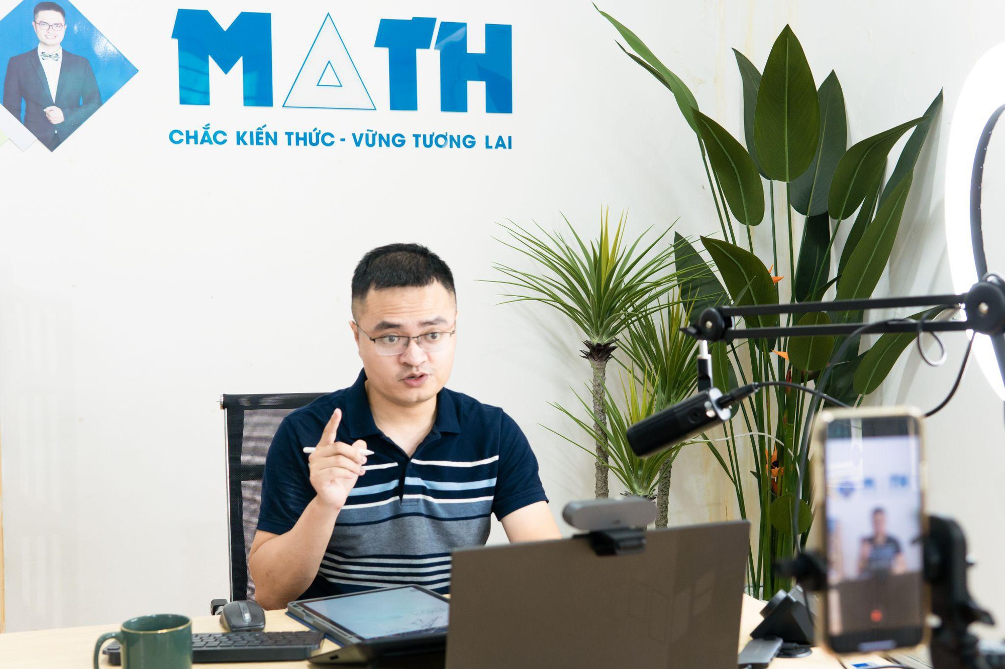 Thầy giáo Toán cùng lối dạy đặc biệt gây thương nhớ với nhiều sĩ tử Gen Z- Ảnh 1. Thầy giáo Toán cùng lối dạy đặc biệt gây thương nhớ với nhiều sĩ tử Gen Z- Ảnh 1.