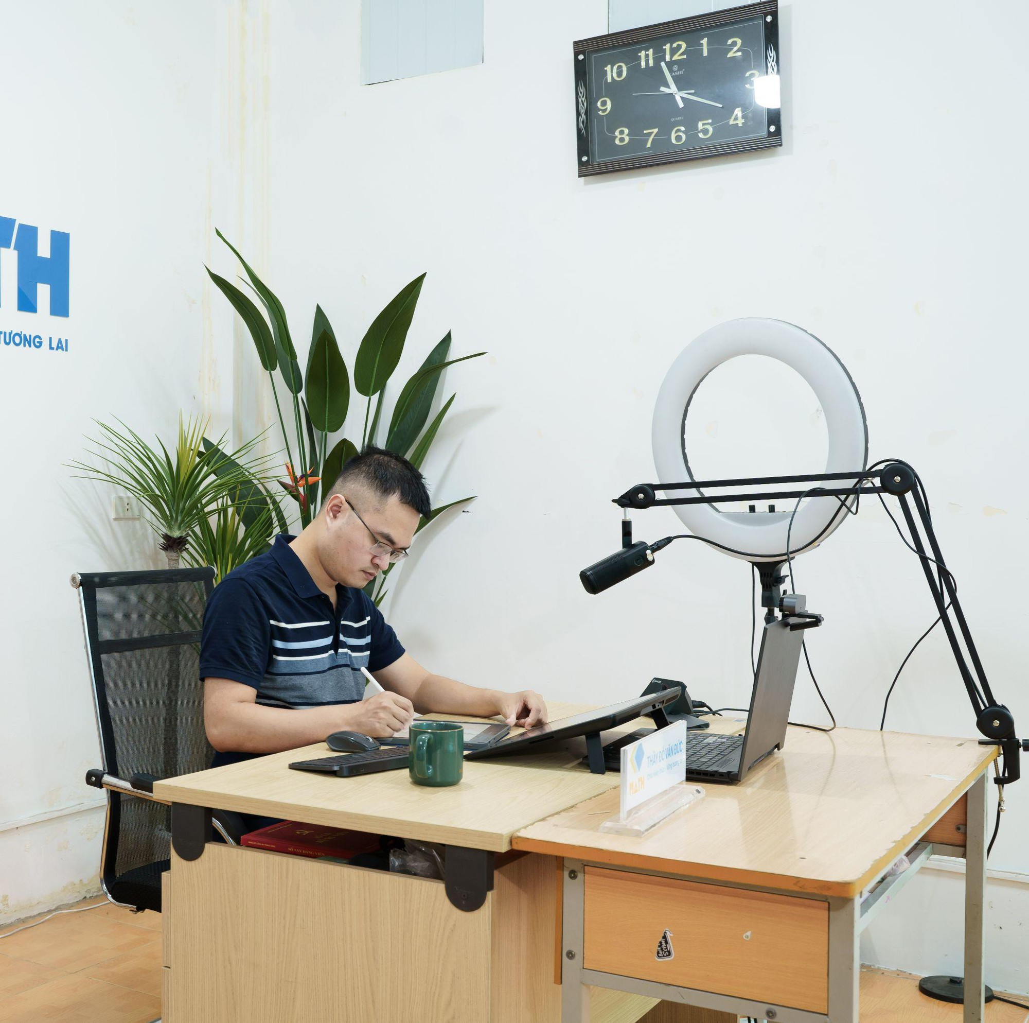 Thầy giáo Toán cùng lối dạy đặc biệt gây thương nhớ với nhiều sĩ tử Gen Z- Ảnh 3. Thầy giáo Toán cùng lối dạy đặc biệt gây thương nhớ với nhiều sĩ tử Gen Z- Ảnh 3.