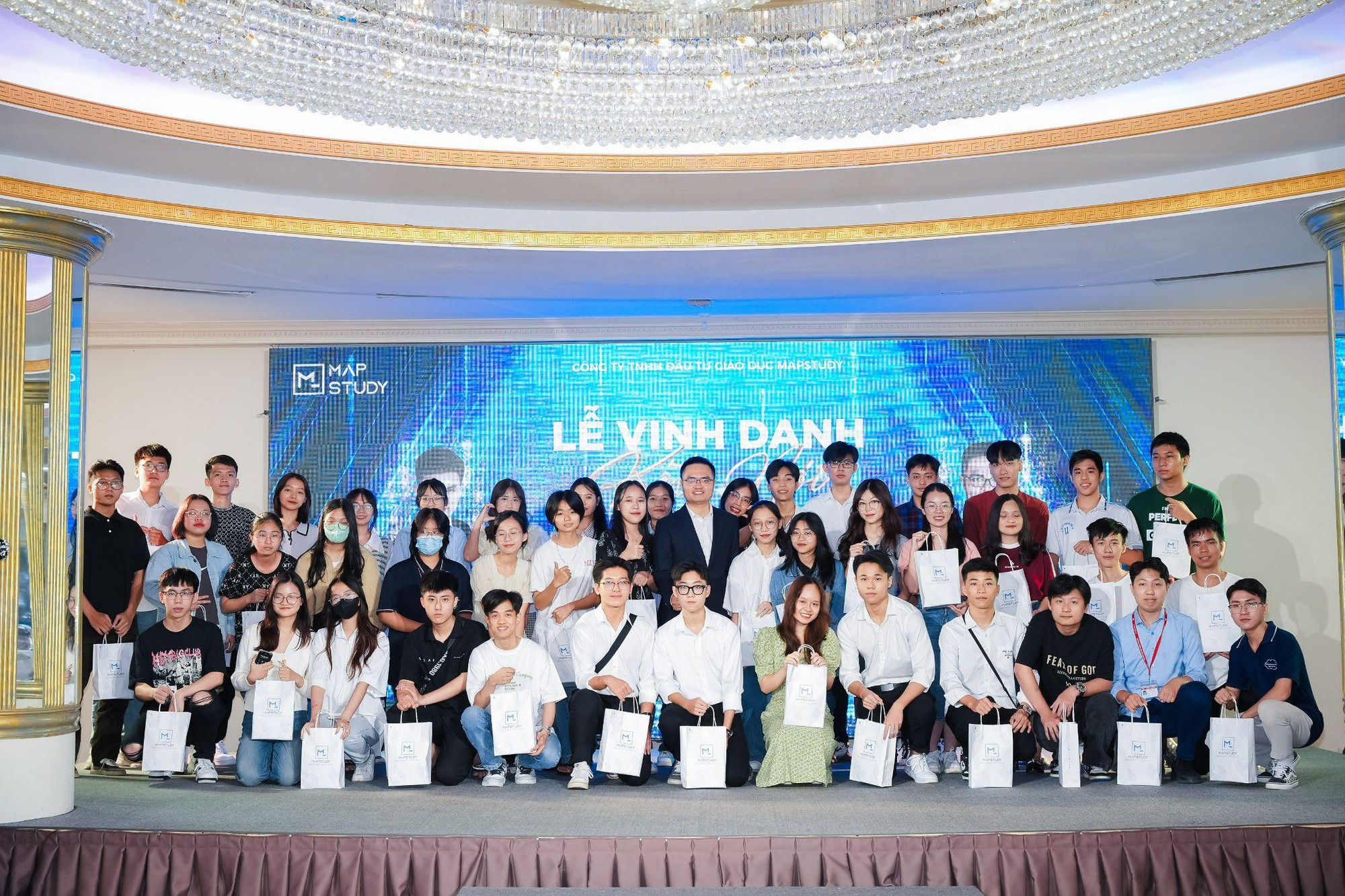 Thầy giáo Toán cùng lối dạy đặc biệt gây thương nhớ với nhiều sĩ tử Gen Z- Ảnh 4. Thầy giáo Toán cùng lối dạy đặc biệt gây thương nhớ với nhiều sĩ tử Gen Z- Ảnh 4.