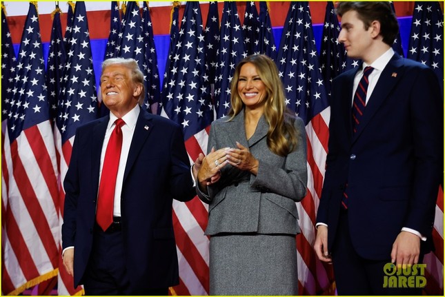 Bộ váy 6.900 USD của bà Melania mừng ông Trump thắng cử - Ảnh 4.