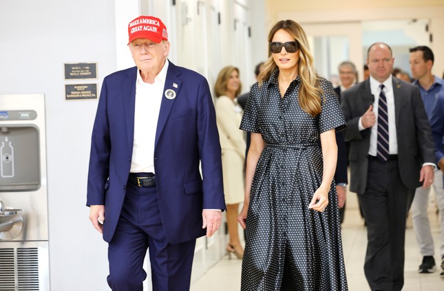 Bộ váy 6.900 USD của bà Melania mừng ông Trump thắng cử - Ảnh 5.