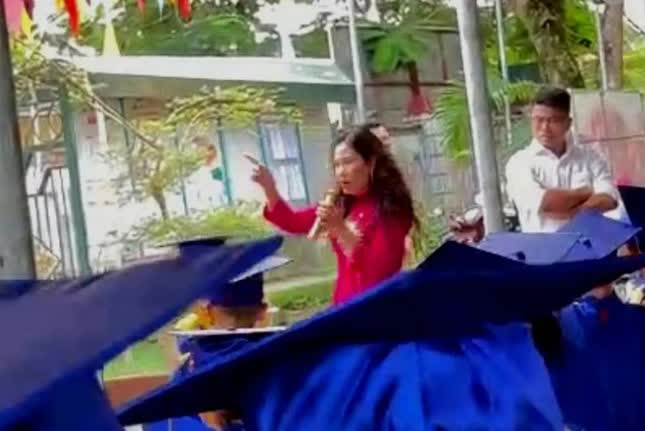 Kỷ luật hiệu trưởng giật micro hiệu phó, chỉ mặt hội trưởng phụ huynh trong lễ tổng kết - Ảnh 1. Kỷ luật hiệu trưởng giật micro hiệu phó, chỉ mặt hội trưởng phụ huynh trong lễ tổng kết - Ảnh 1.