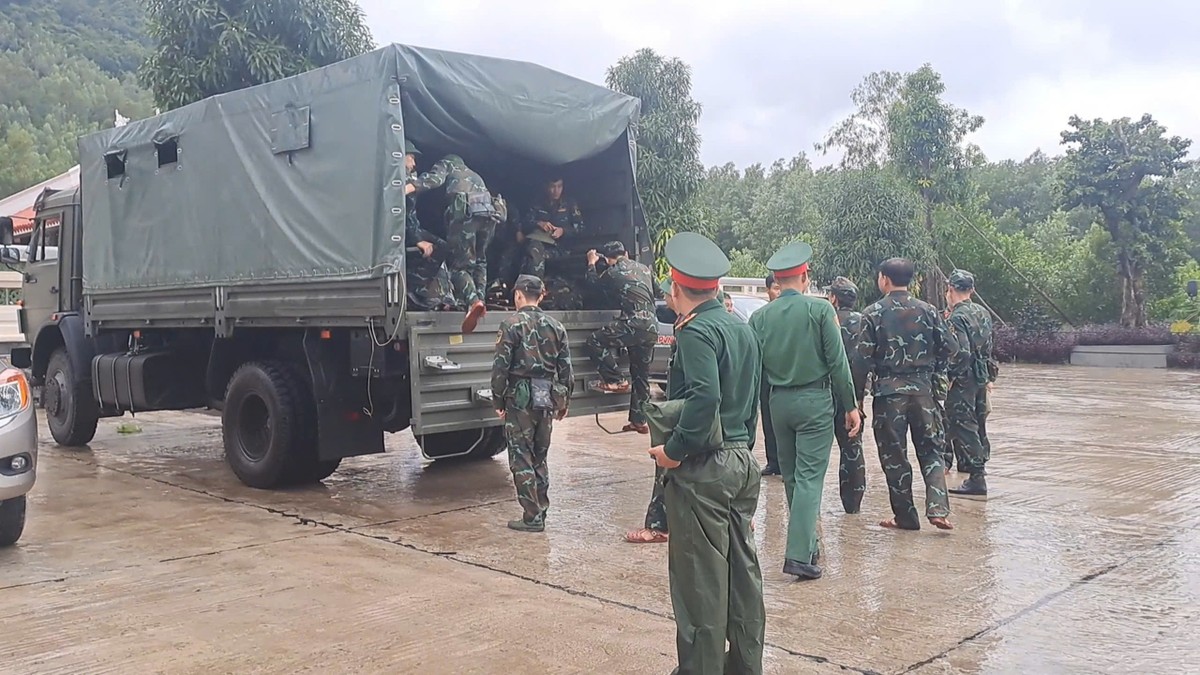 12 giờ chạy đua của hàng trăm cán bộ, chiến sĩ tinh nhuệ tìm kiếm 2 phi công vụ rơi máy bay ở Bình Định - Ảnh 3.