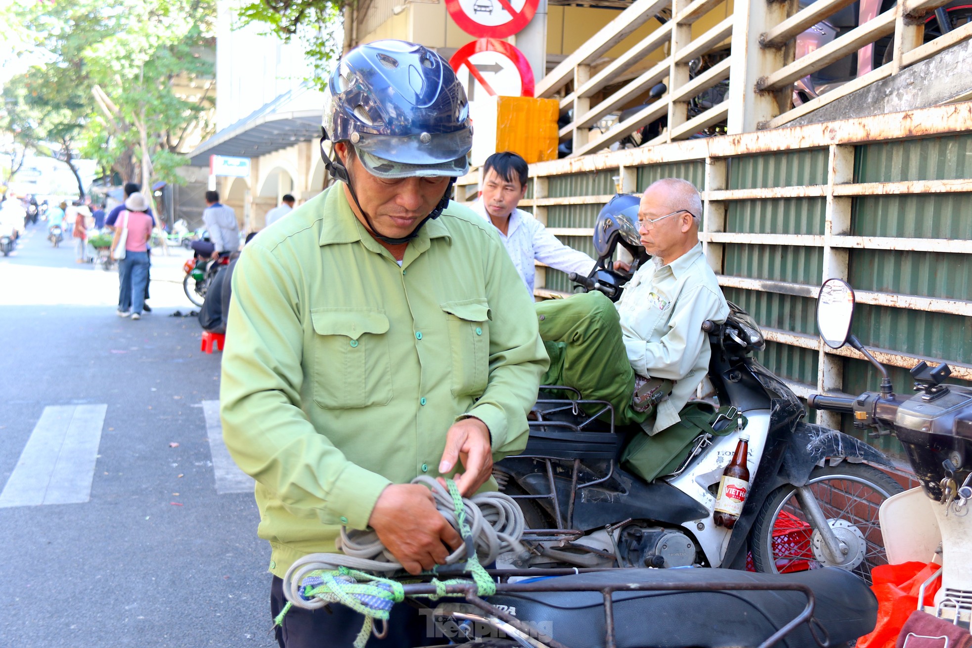 Hà Nội dự kiến cấm xe: Lời gan ruột của những người &quot;chạy ăn&quot; từng bữa! - Ảnh 2.