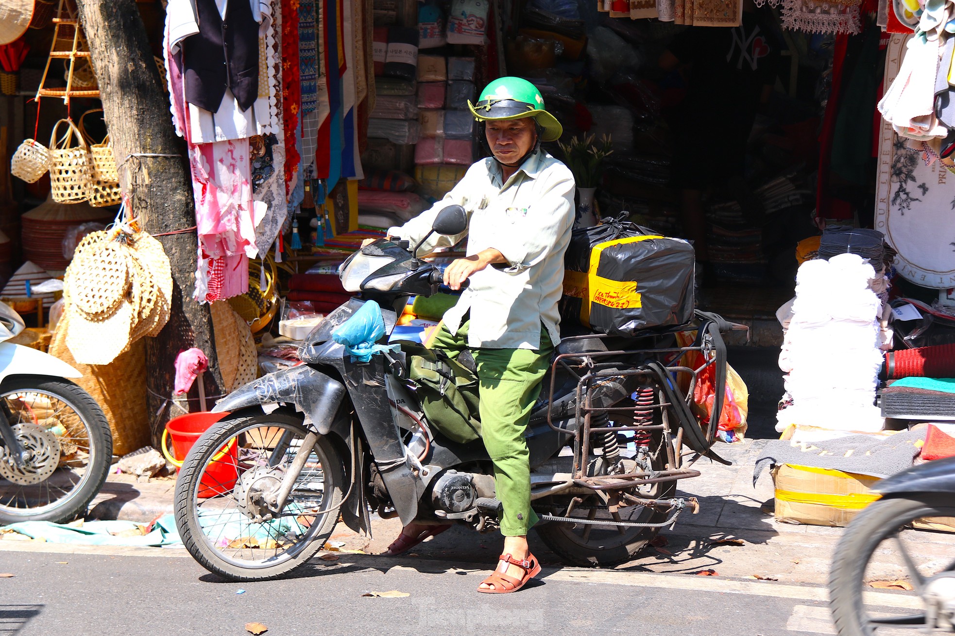 Hà Nội dự kiến cấm xe: Lời gan ruột của những người &quot;chạy ăn&quot; từng bữa! - Ảnh 1.