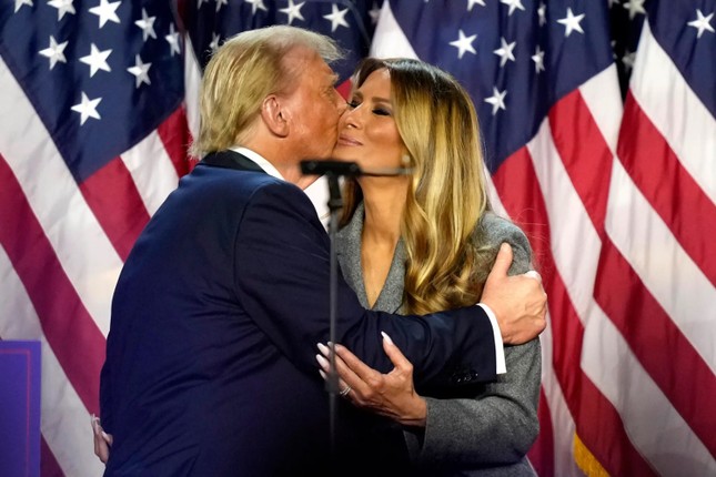 Bộ váy 6.900 USD của bà Melania mừng ông Trump thắng cử - Ảnh 2.