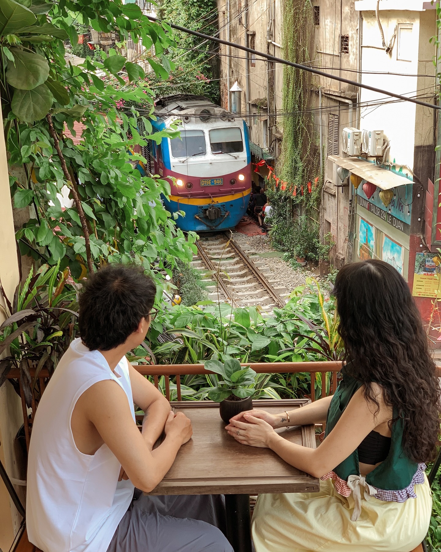 Quán cà phê ngắm tàu cực xinh đang được giới trẻ Hà thành truy lùng, có người ngồi cả chiều để 