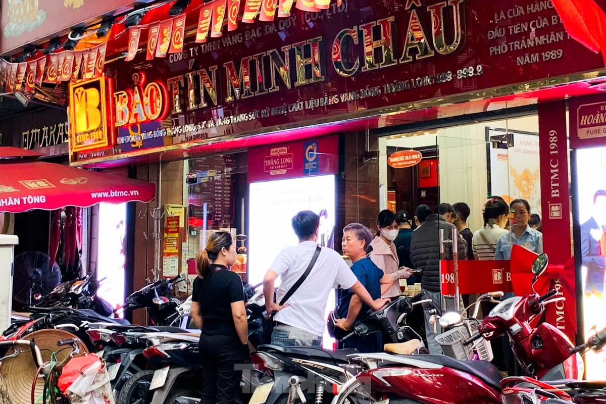 Người Hà Nội chen chúc đi mua vàng - Ảnh 5.