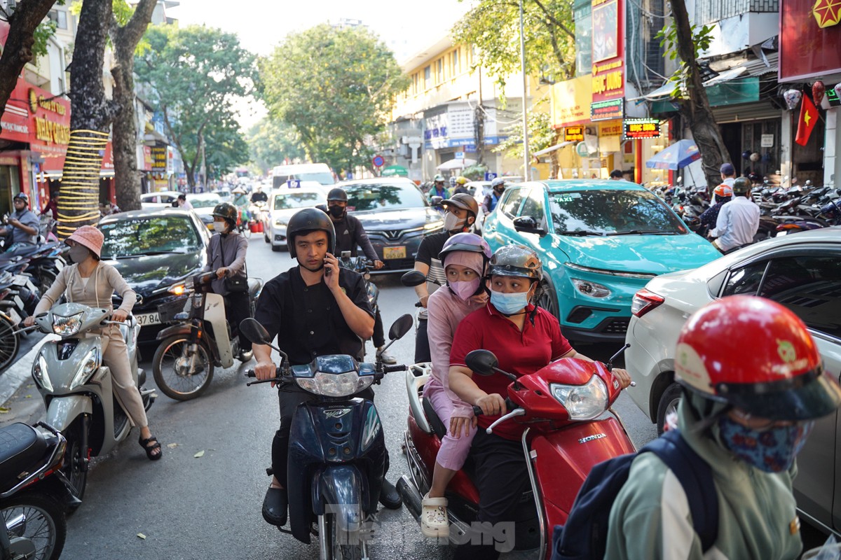 Người Hà Nội chen chúc đi mua vàng - Ảnh 10.