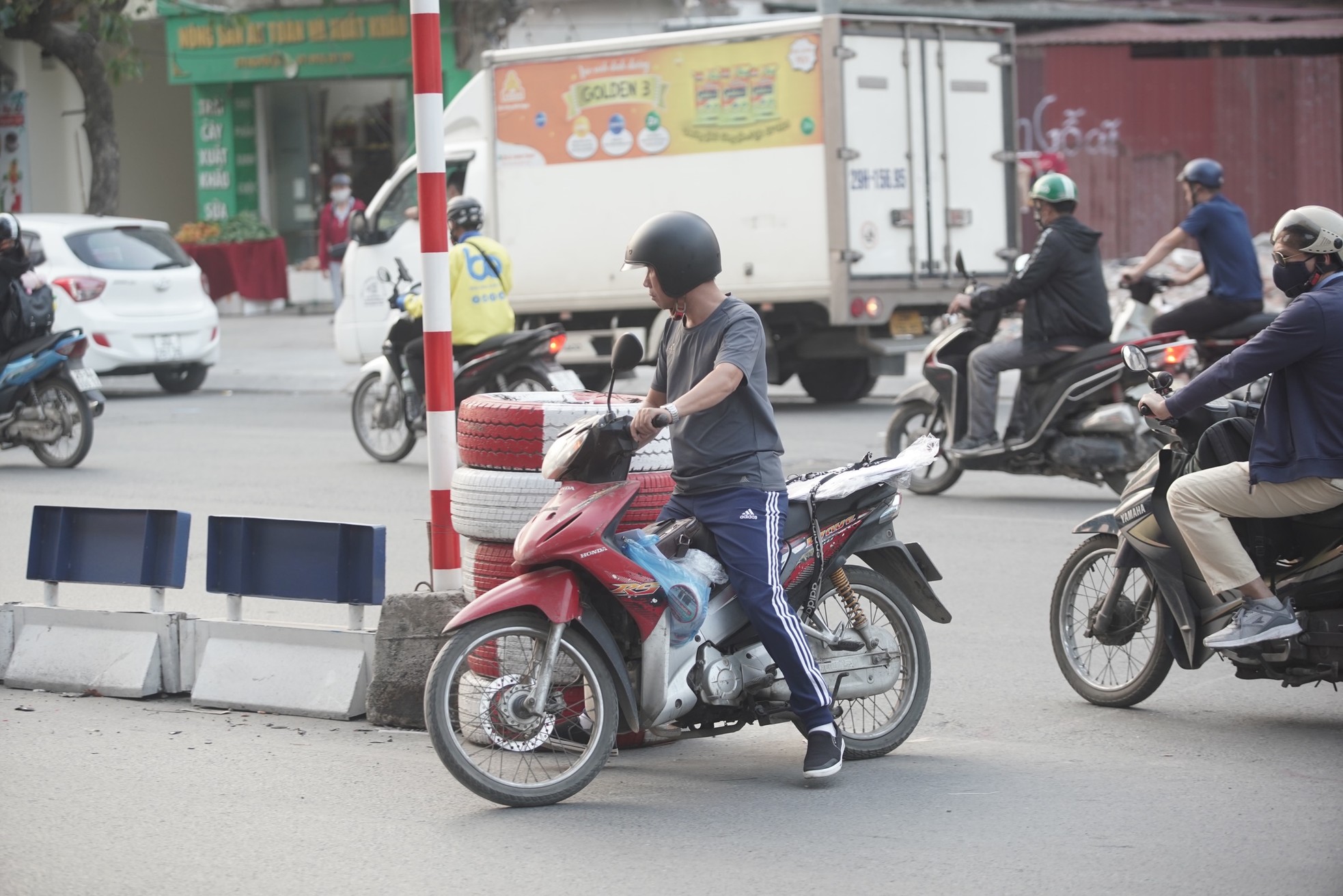 Hãi hùng cảnh người dân liều &quot;cắt&quot; đầu ô tô, lao qua dòng xe để xuống hầm chui Thanh Xuân - Ảnh 8.