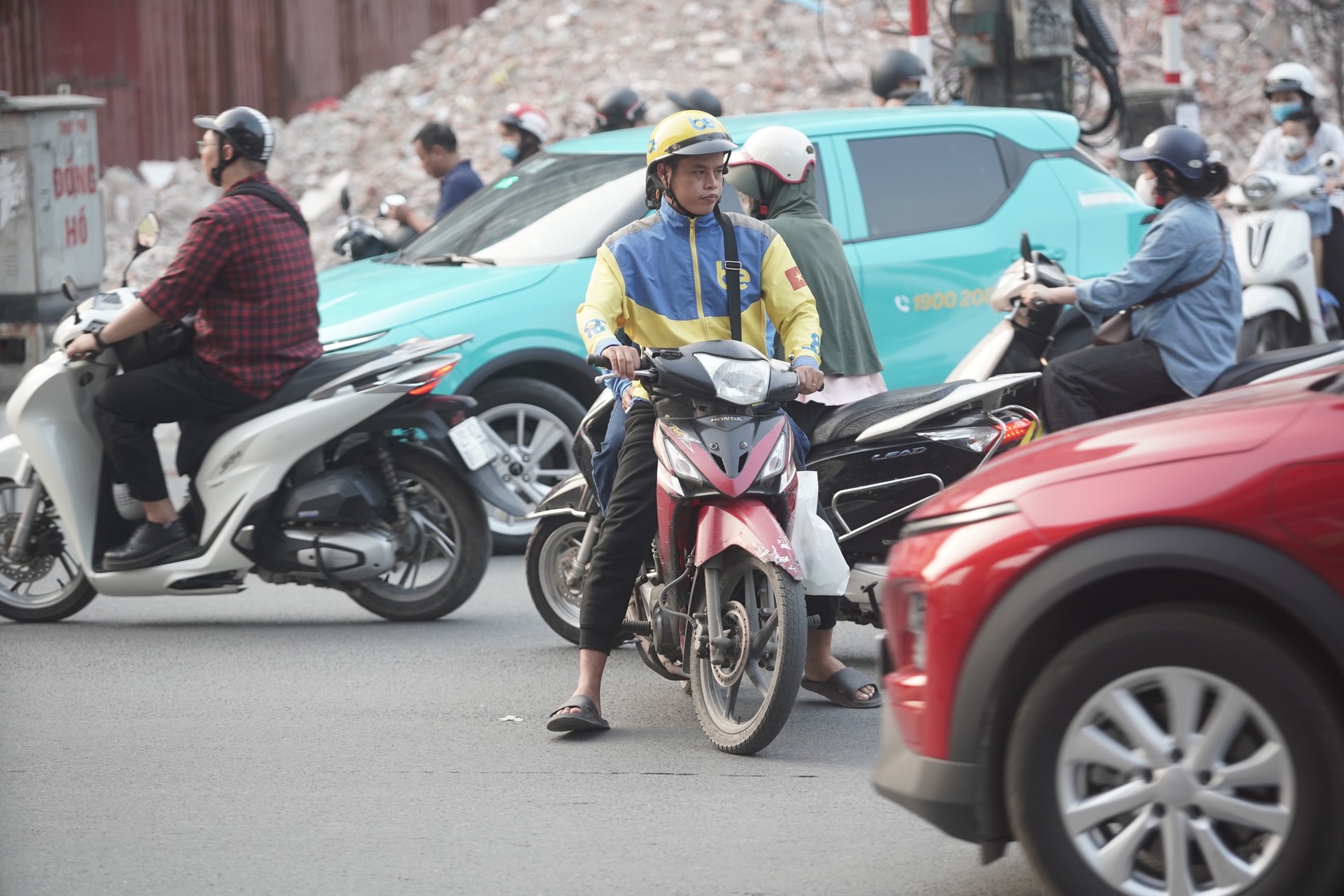 Hãi hùng cảnh người dân liều &quot;cắt&quot; đầu ô tô, lao qua dòng xe để xuống hầm chui Thanh Xuân - Ảnh 9.