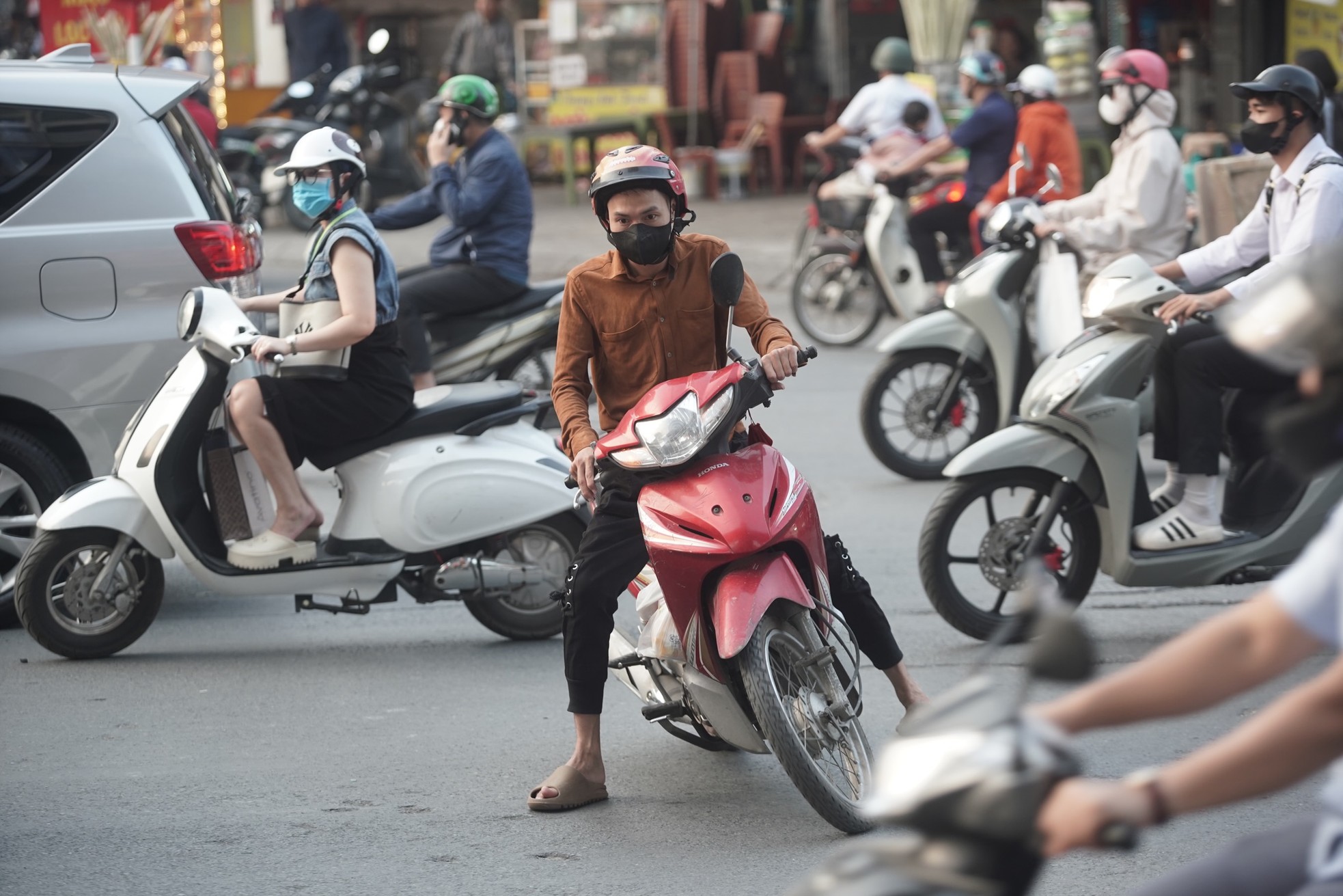 Hãi hùng cảnh người dân liều &quot;cắt&quot; đầu ô tô, lao qua dòng xe để xuống hầm chui Thanh Xuân - Ảnh 7.